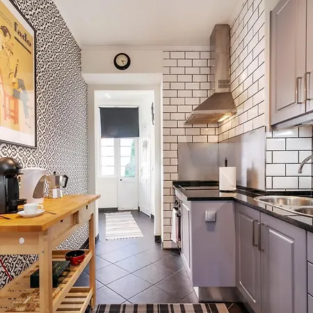 Colorful, Comfortable And Sunny Apartment *
