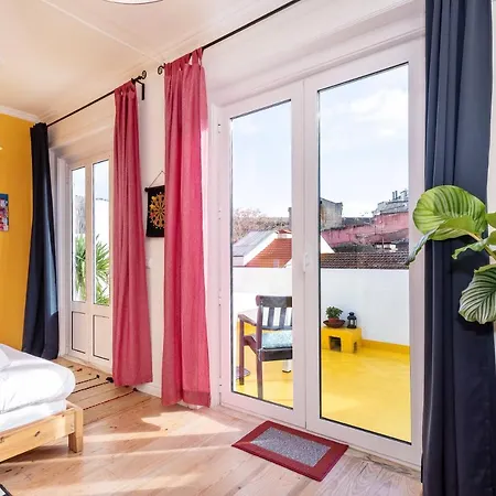 Colorful, Comfortable And Sunny Apartment Lisbon